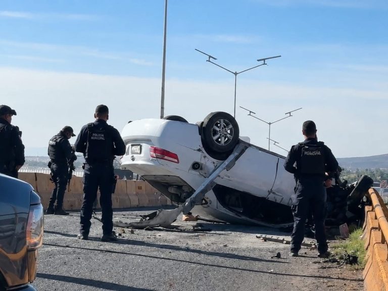 Vuelca sobre puente en el Paseo del Mineral
