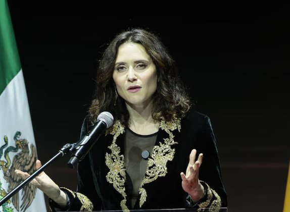 Cancela Díaz Ayuso gira en México; acusa boicot de Sheinbaum