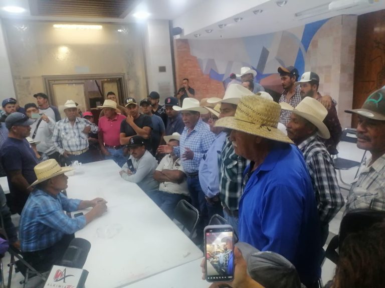 Frijoleros valoran tomar aeropuerto o vías del tren