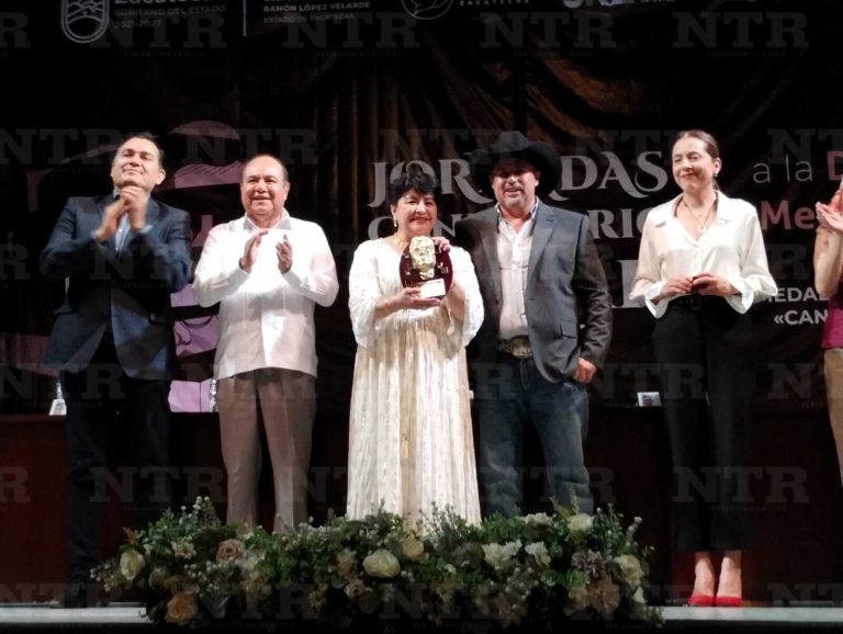 Sonia Medrano recibe medalla Candelario Huízar