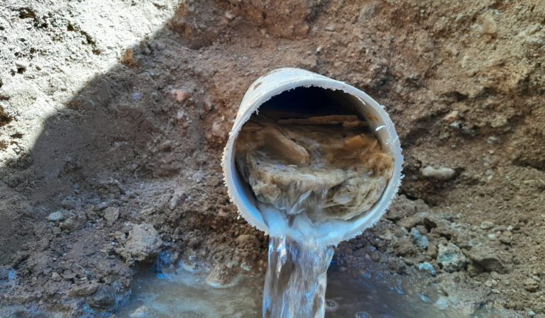 Limpian sarro de redes de agua potable en Río Grande