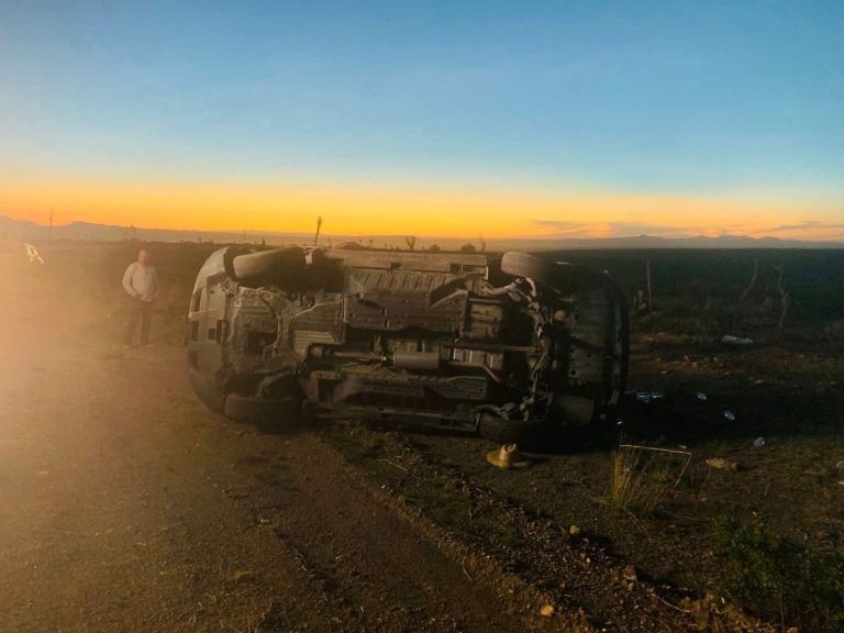 Aparatosa volcadura deja un muerto y un herido de gravedad