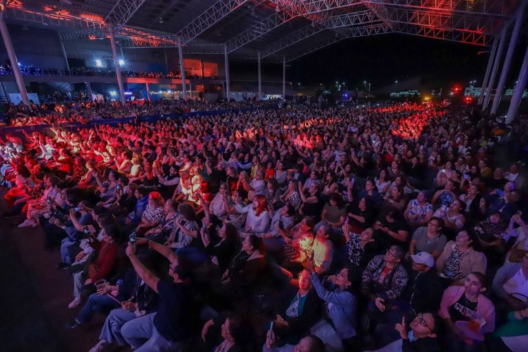 Festejan a madres fresnillenses con concierto de Mijares