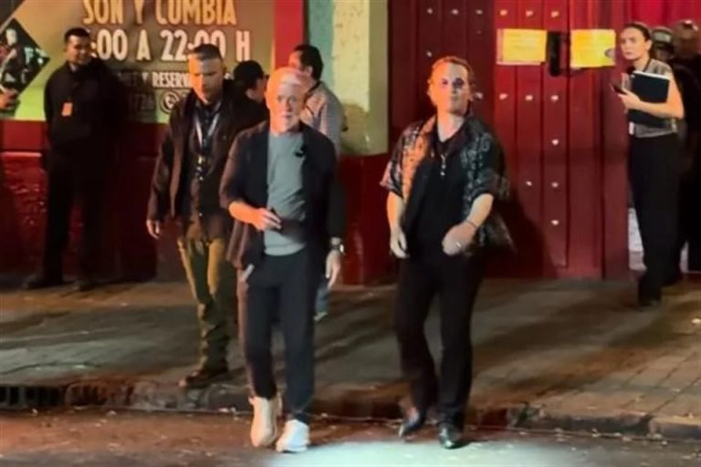 Reparte U2 autógrafos a fans afuera de Salón Los Ángeles