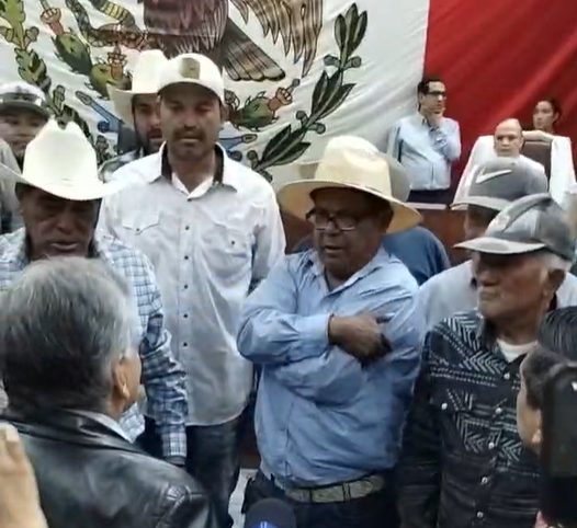Revientan frijoleros sesión legislativa