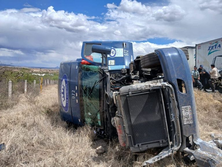 Vuelca camión de carga en federal 49