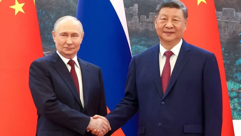 Se reúne Putin en ceremonia de bienvenida con Xi en Beijing