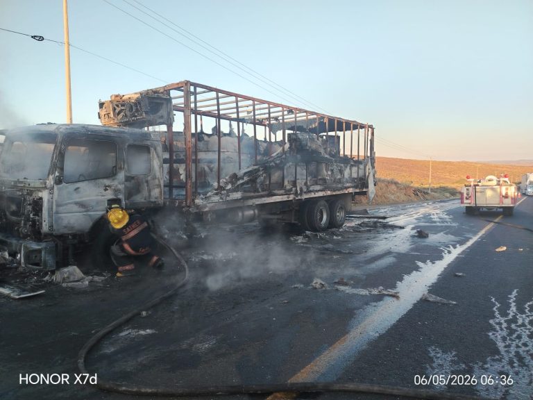 Se incendia un autobús y un quinta rueda en la federal 45