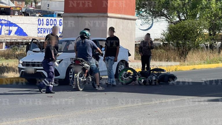 Se lesiona moticiclista tras choque en Plateros