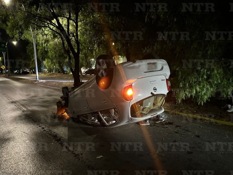 Se vuelca March en el bulevar; no hay heridos