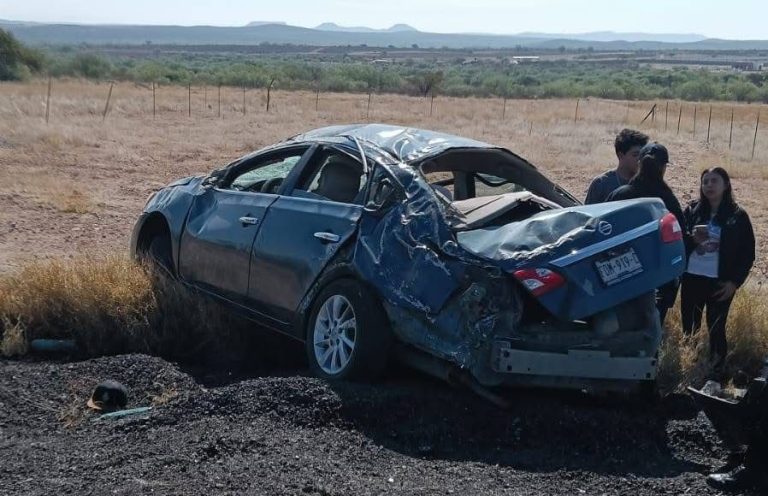 Conductor vuelca aparatosamente en Río Grande