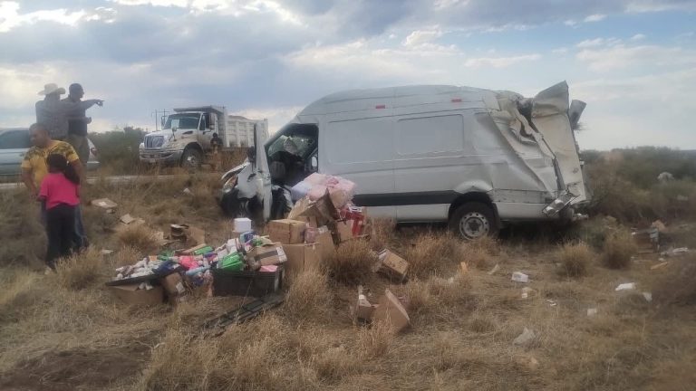 Vuelca camioneta de paquetería en la federal 49