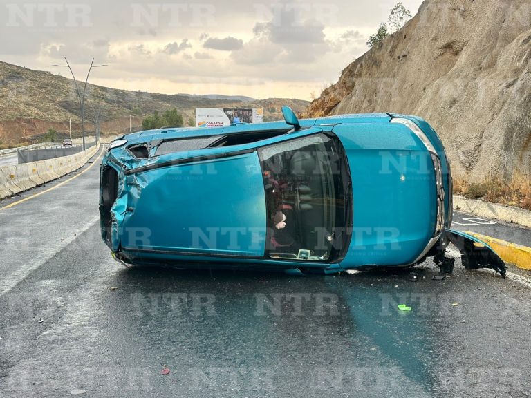 Vuelca mujer su automóvil en vialidad Felguérez