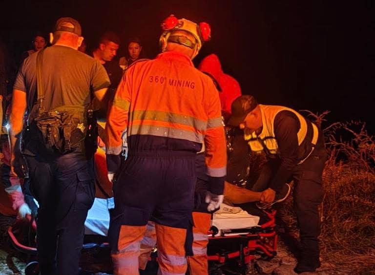 Cae camioneta a barranco en Concha del Oro