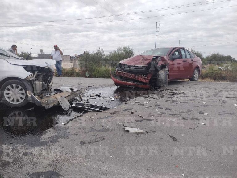 Autos chocan de frente y dejan tres lesionados