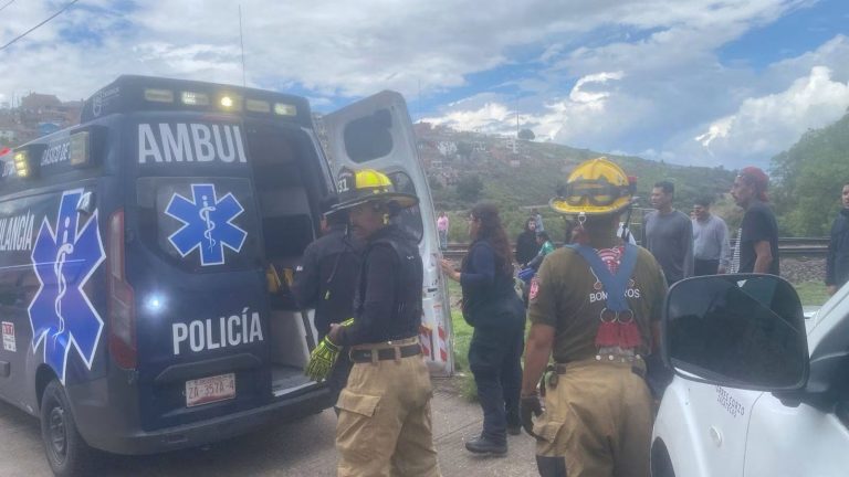 Rescatan a hombre que cayó a un arroyo