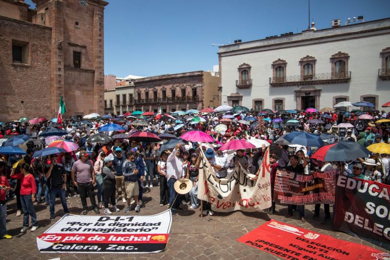 Miles de maestros toman las calles