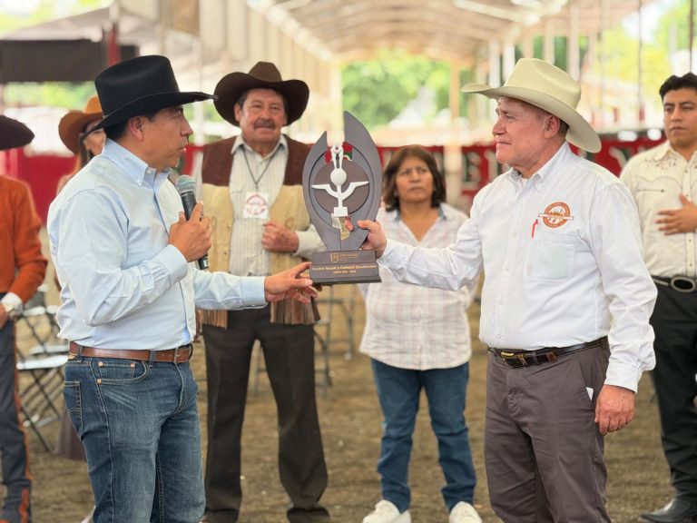 Reconocen al Centro Social y Cultural Zacatecano