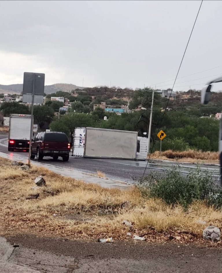 Vuelca camión de carga en Huanusco