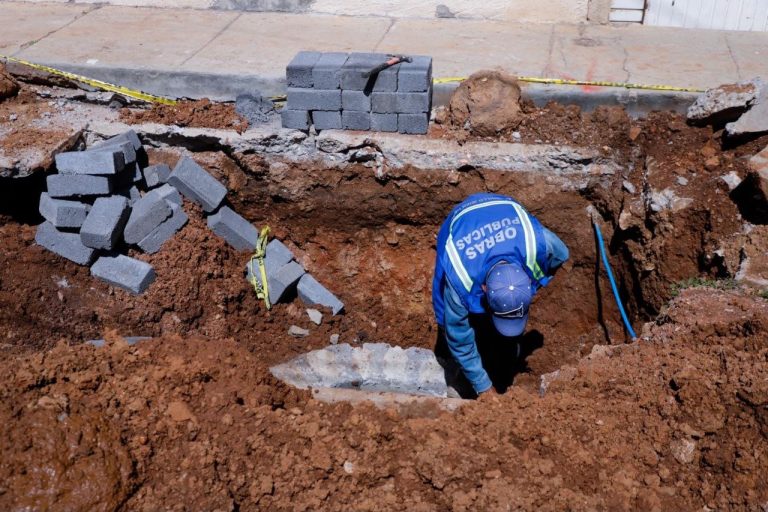 Dan mantenimiento a drenaje en la calle Jaime Nunó