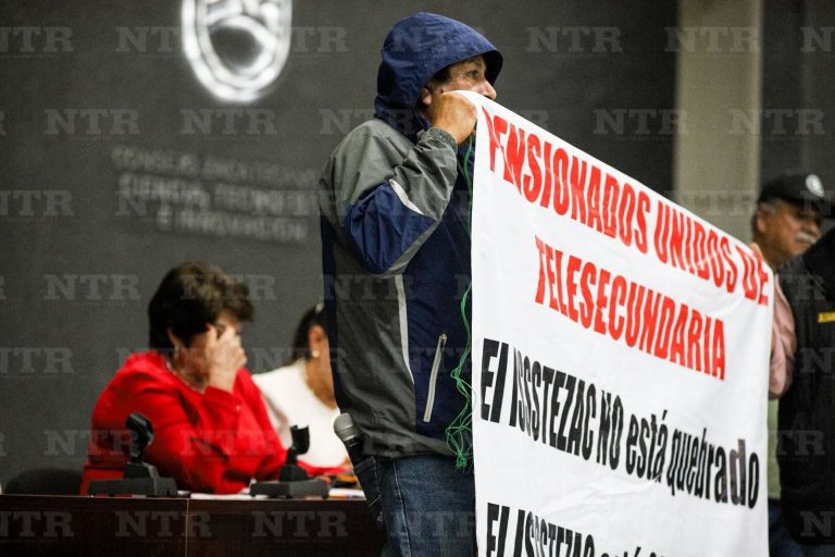Buscan aprobar la entrega del hotel Parador; jubilados y pensionados irrumpen sesión