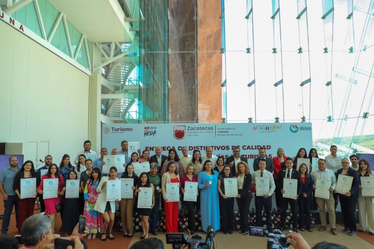 Entregan certificaciones a prestadores de servicios turísticos