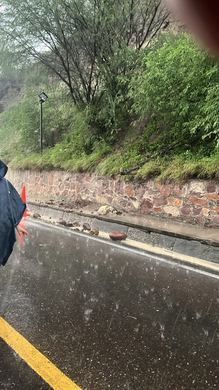 Deja lluvia, deslaves y derrumbes en la 54