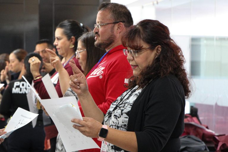Capacitan a funcionarios en lengua de señas