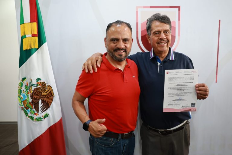 Entregan 39 concesiones de transporte público