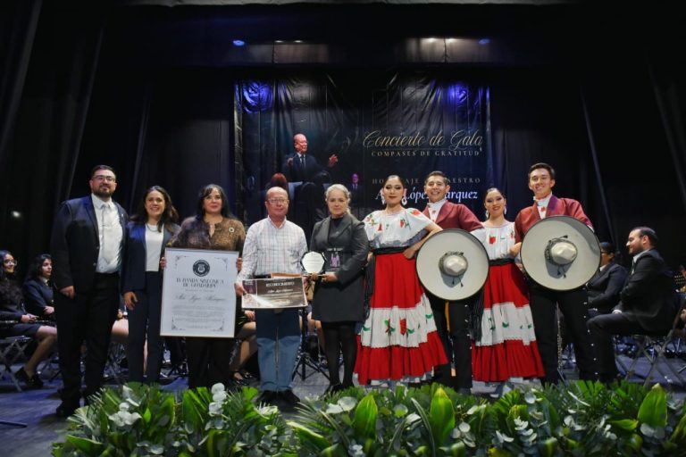 Homenajean a Aldo López Márquez, director de la sinfónica de Guadalupe