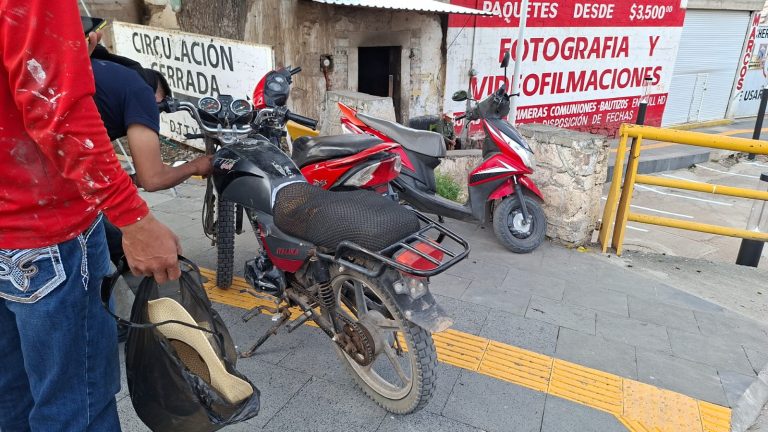 Choca motociclista en el puente Hidalgo; lo trasladan a un hospital