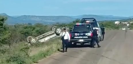 Se vuelca automóvil en carretera Sombrerete–Chalchihuites