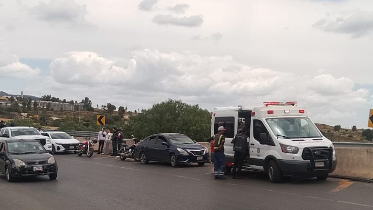 Motociclista resulta lesionada tras choque en Tránsito Pesado