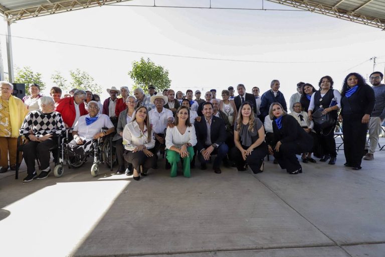 Realizan Honores a la Bandera en Estancia del Adulto Mayor