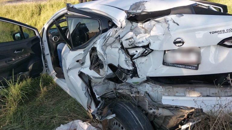 Camión tres toneladas impacta vehículo particular; hay un lesionado