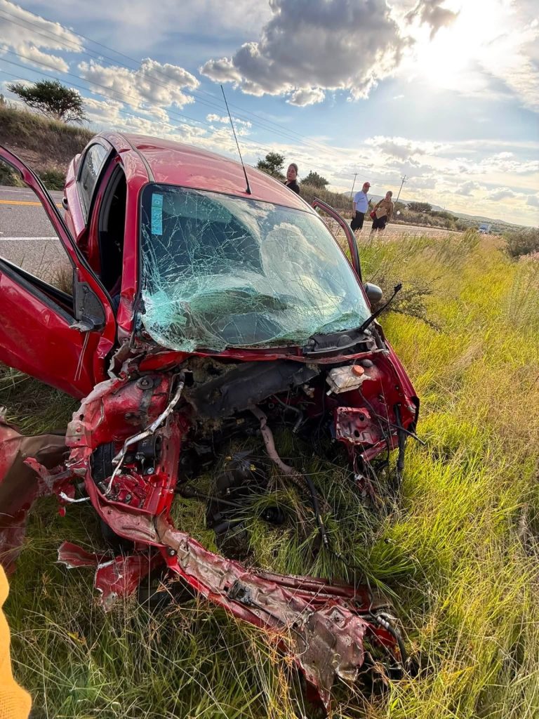 Chocan tractocamión y auto; hay una lesionada
