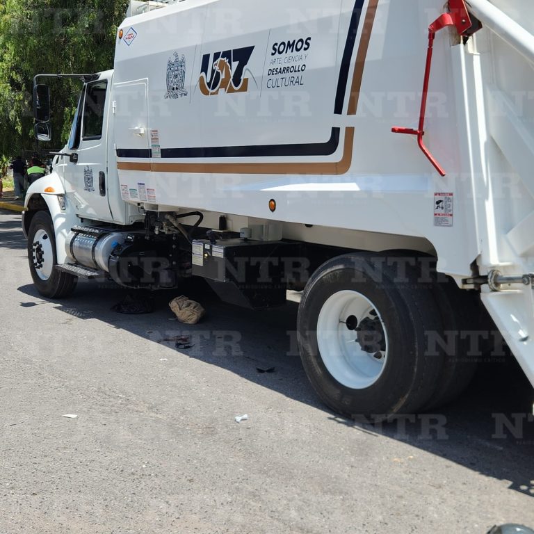 Atropella camión de basura de la UAZ a pareja de adultos mayores