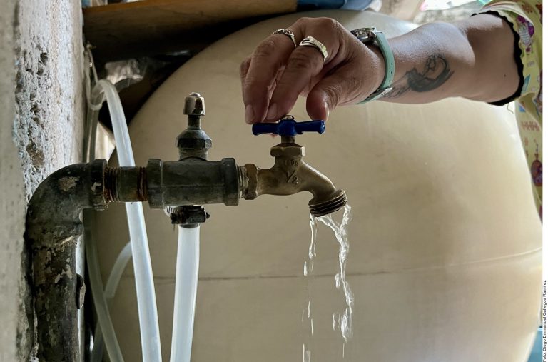 Cobra México sólo 4 de cada 10 litros de agua