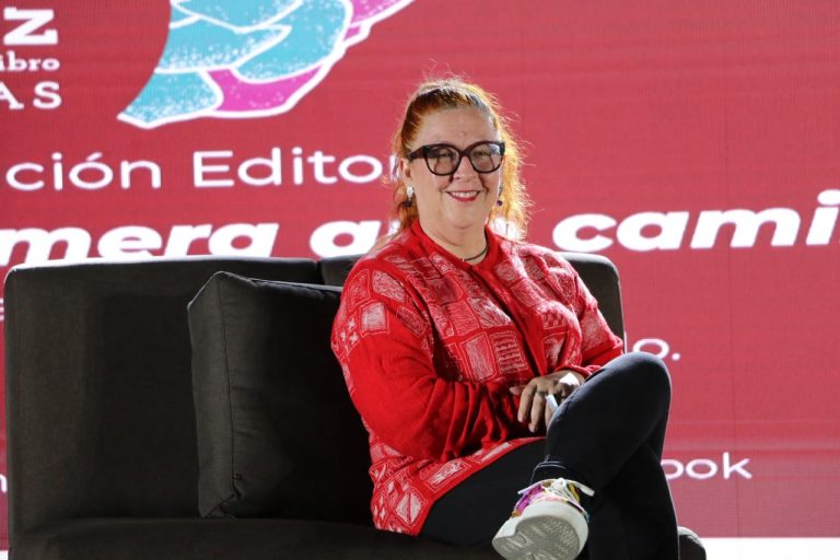 Presenta Ana Francis Mor La primera que camina