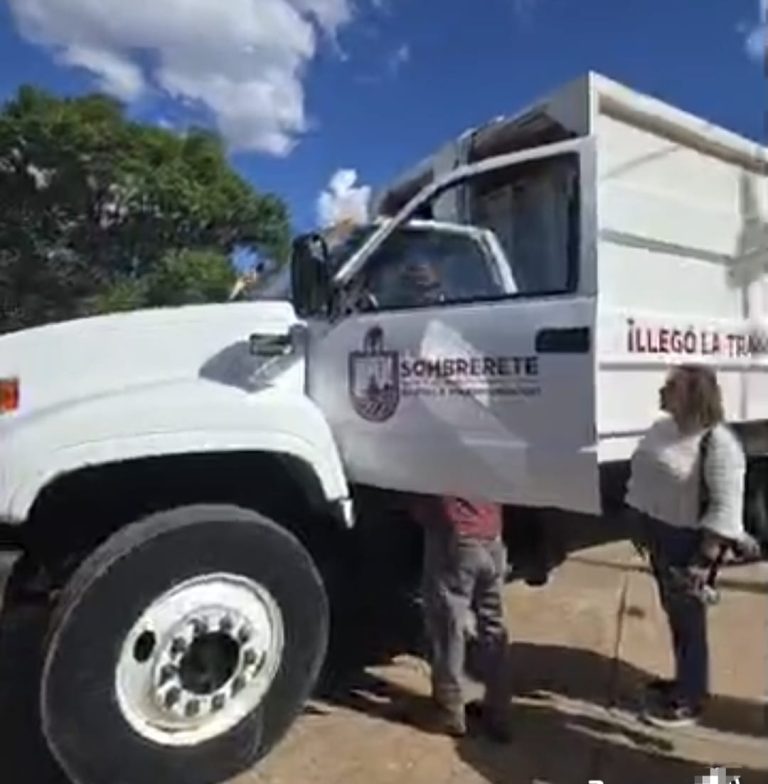 Entregan ambulancia y camión recolector