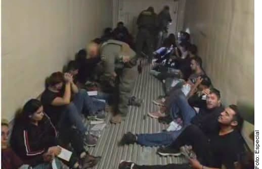 Localizan en Texas a 20 migrantes en tráiler