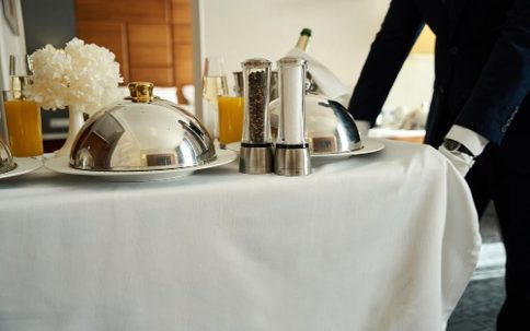 Qué es el room service en un hotel: guía completa