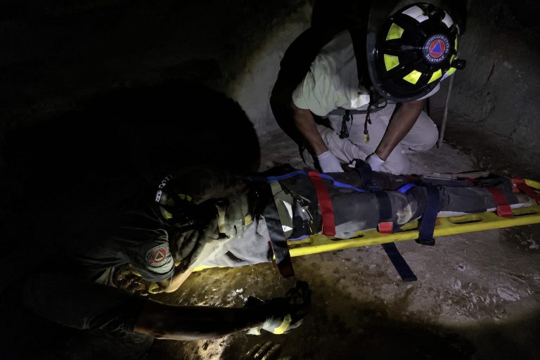 Rescatan a adulto mayor del sistema de drenaje