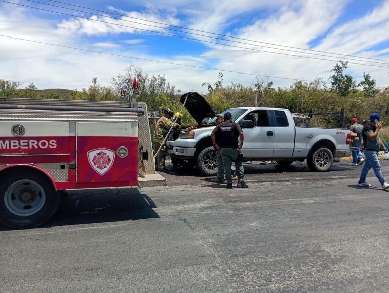 Se incendia camioneta por cortocircuito; no hay heridos