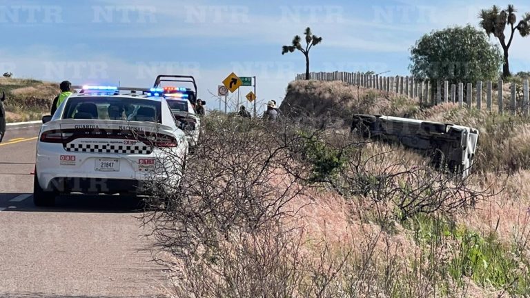 Se vuelca camioneta en la federal 23