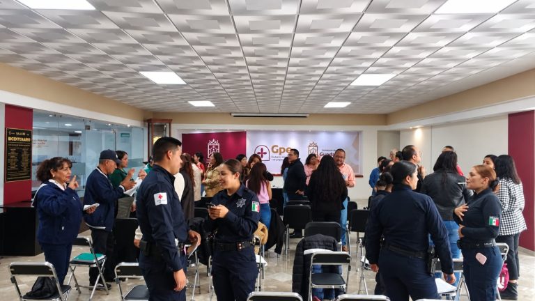 Capacitan a servidores públicos en lengua de señas