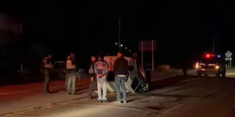 Vuelcan en punto de revisión sobre la carretera 23