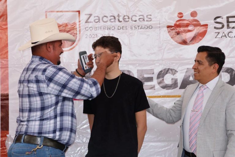 Entregan lentes a 250 jóvenes jalpenses