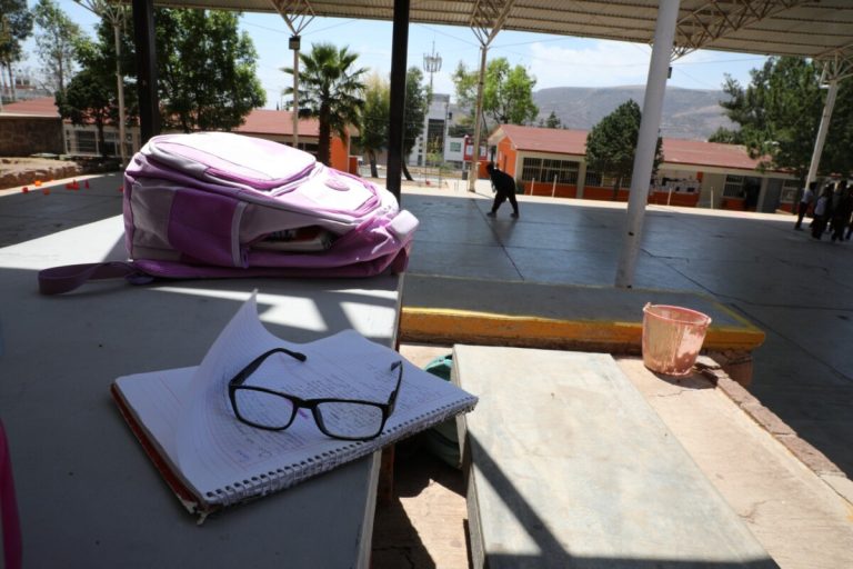 Mantienen plazas docentes pese a caída de matrícula