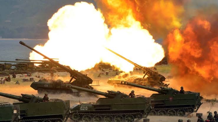 Realiza ejército norcoreano maniobras con artillería